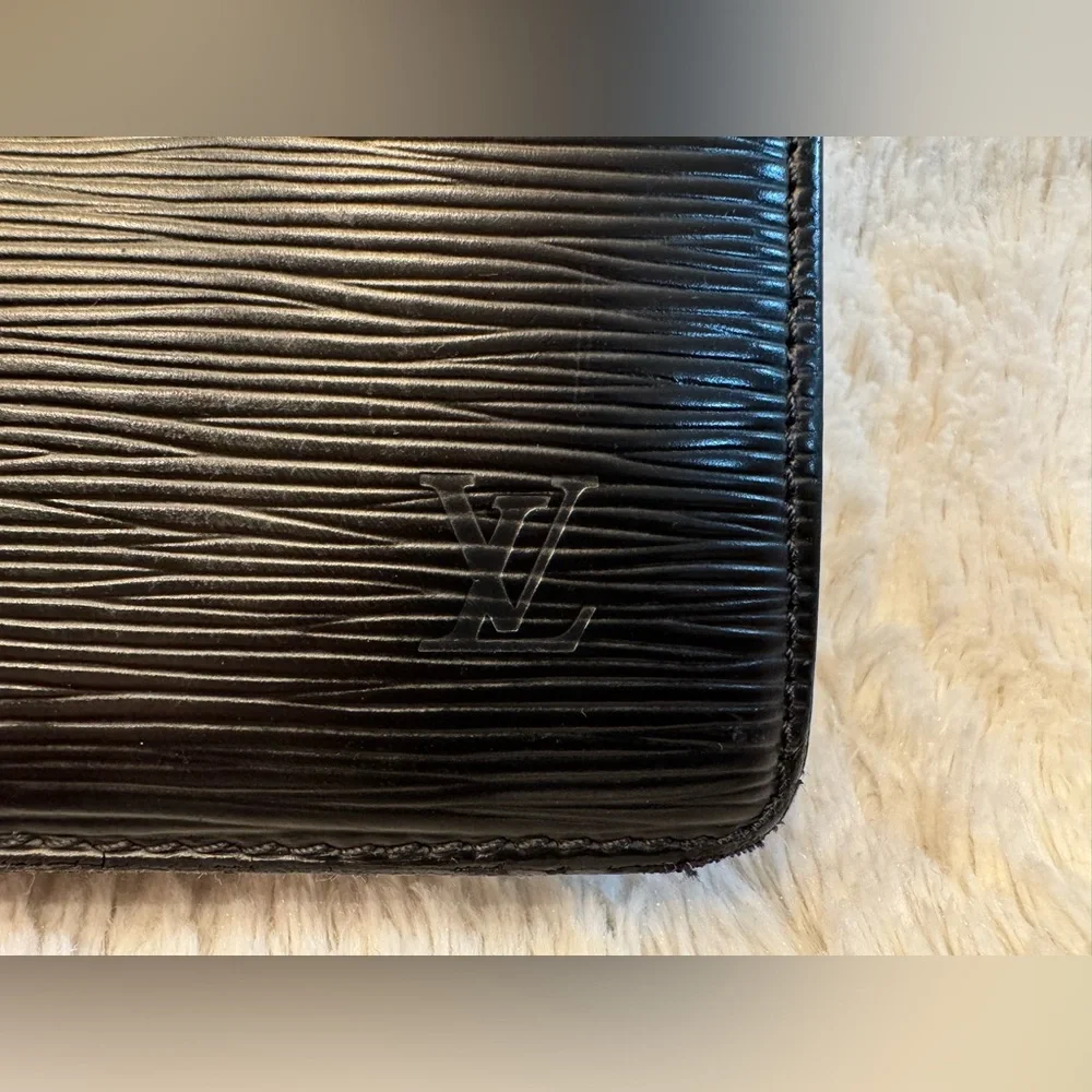 Vintage 2000 Louis Vuitton Epi Leather Clutch